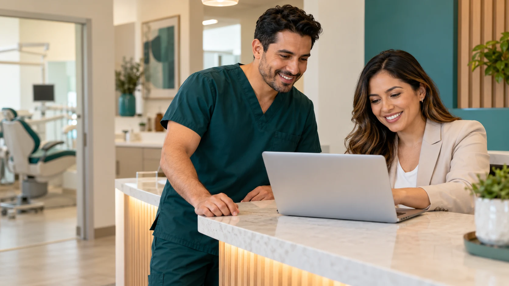 Odontólogo y recepcionista coordinando el trabajo en una clínica